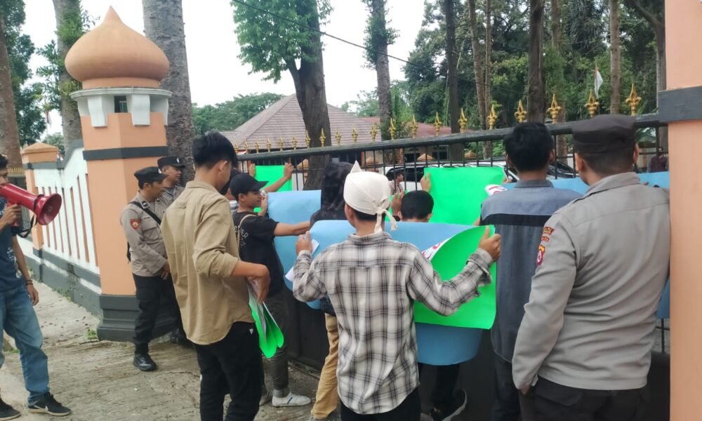Aktivis P-4 Gelar Unras Desak KPK dan Polri Tangkap Oknum-Oknum Rampok APBD dan APBN