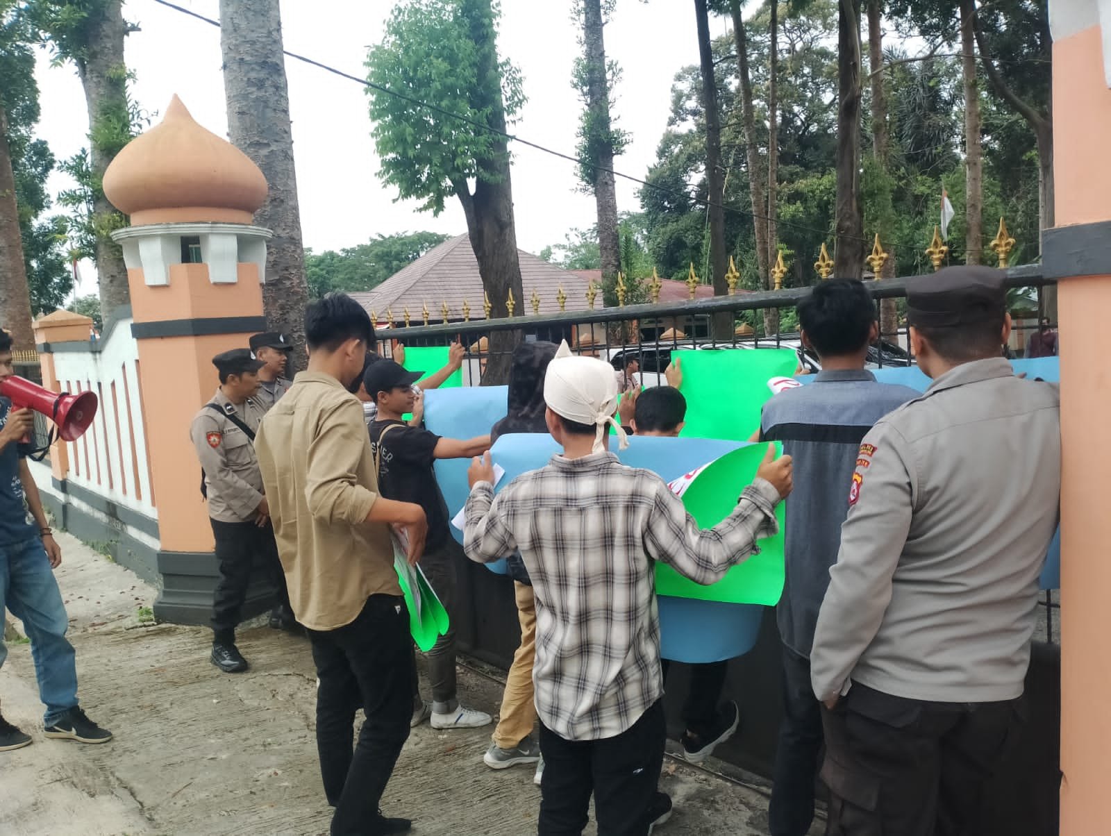 Aktivis P-4 Gelar Unras Desak KPK dan Polri Tangkap Oknum-Oknum Rampok APBD dan APBN