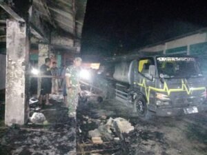 Babinsa Koramil 0109/Munjul Gerak Cepat kerahkan warga Bantu Padamkan Api Di Pasar Munjul
