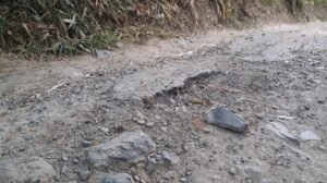 Kurangnya Perhatian Pemerintah, Begini Kondisi Jalan Perbatasan Desa di Kecamatan Panimbang