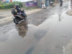Jalan Depan Kampus Universitas Banten Rusak Parah
