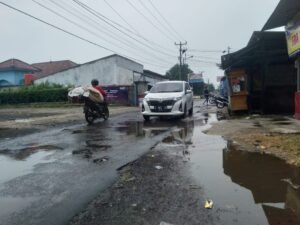 Jalan Depan Kampus Universitas Banten Rusak Parah