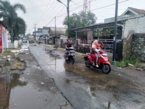 Jalan Depan Kampus Universitas Banten Rusak Parah